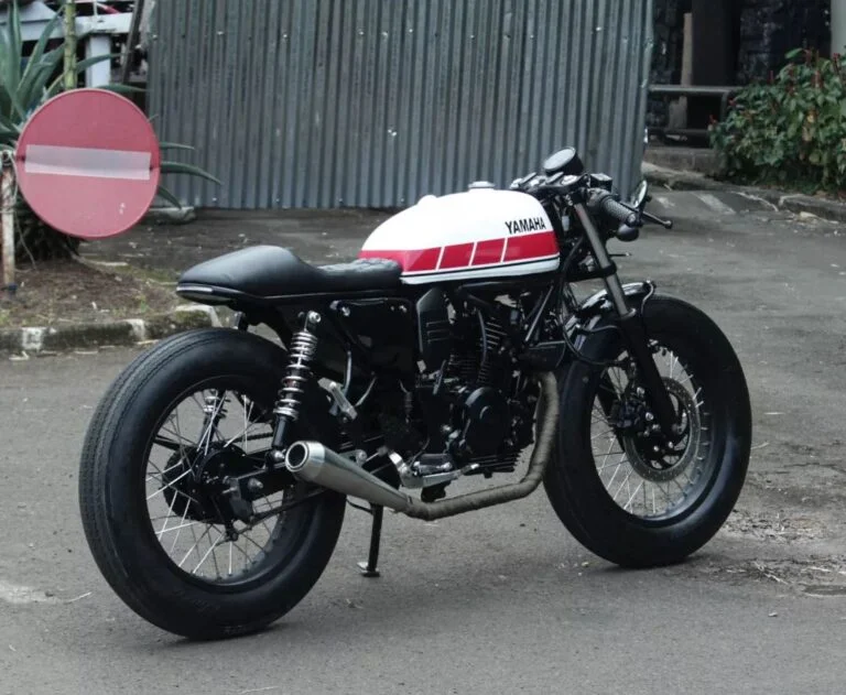 Modified Yamaha FZ into a Classic Cafe Racer